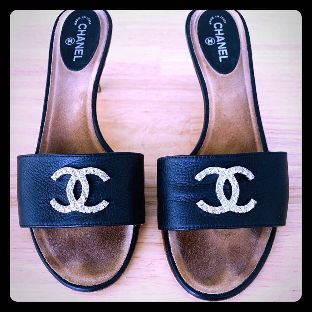 CHANEL blk sandals (slides) w/kitten heels Size 37